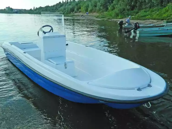 Стеклопластиковая лодка Пингвин с консолью (тримаран) в Керчи