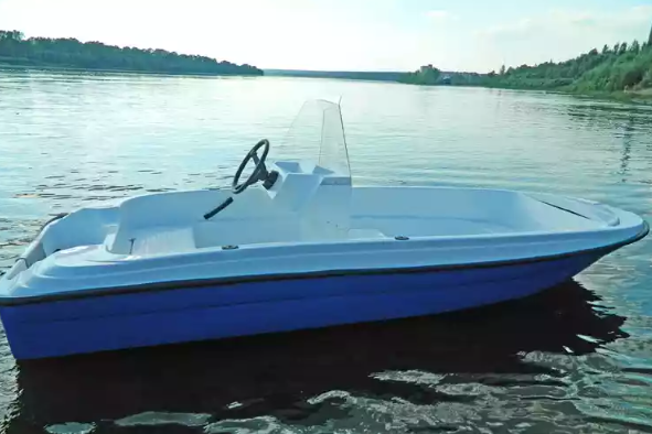 Стеклопластиковая лодка Пингвин с консолью (тримаран) в Керчи