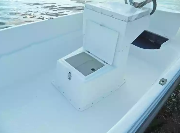 Стеклопластиковая лодка Пингвин с консолью (тримаран) в Керчи