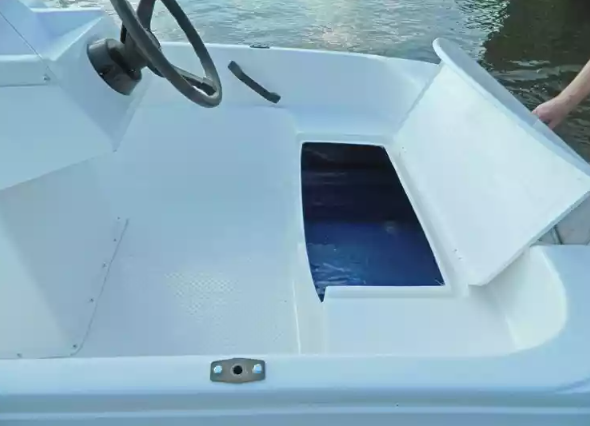 Стеклопластиковая лодка Пингвин с консолью (тримаран) в Керчи